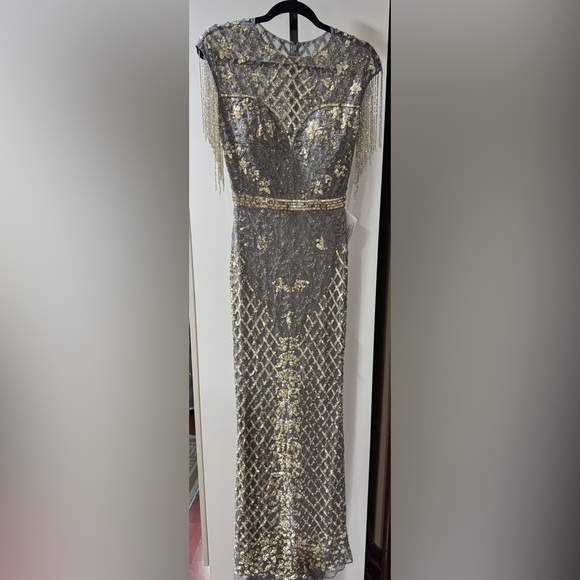 NWT but flawed Mac Duggal Gold Maxi Gown with Crew Neck and Sleeveless Design - Picture 2 of 10